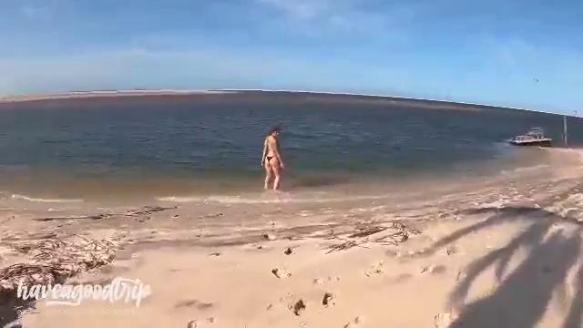 Порнуха на берегу моря с жопастой девушкой